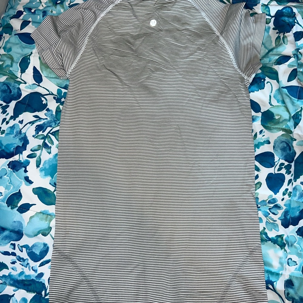Lululemon Run: Swiftly Tech Short Sleeve size 8
